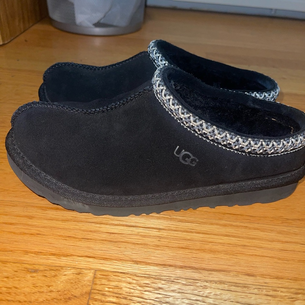 Grade school/ kids black UGG tasman